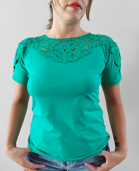 Blusa Verde manga corta con detalle de encaje en cuello 