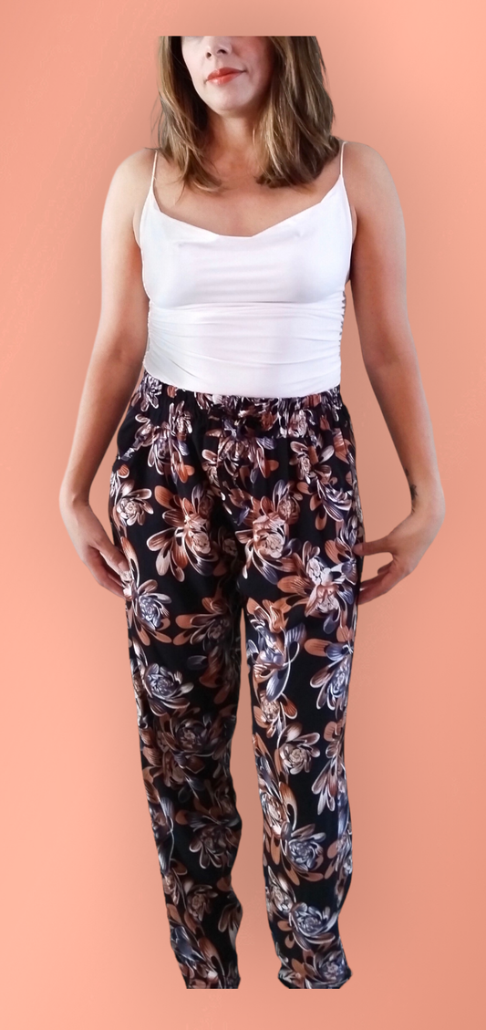 Pantalon fresco color Negro , con estampado de flores color cafe y Blanco