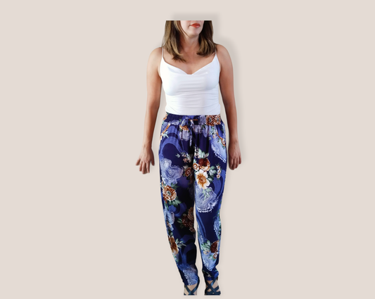 hermoso pantalón de tela color azul marino, estampado de flores blanco y cafe, cintura con jareta