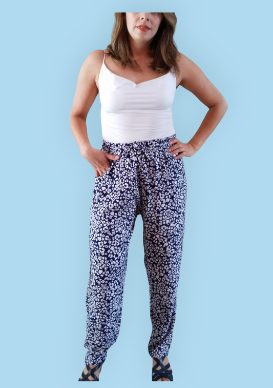 Pantalón de tela color azul marino, con estampado de flores pequeñas blancas , cintura con jareta