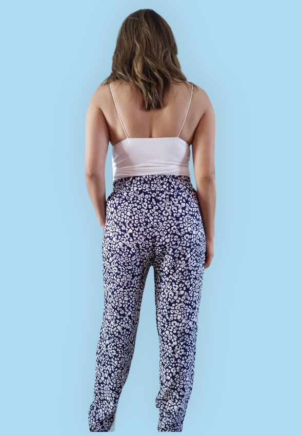 Pantalón de tela color azul marino, con estampado de flores pequeñas blancas , cintura con jareta