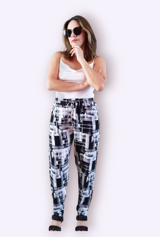 Pantalon de tela colro negro con detalles en blanco, ideal para temporada de calor, cintura con jareta