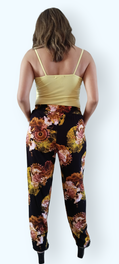 Pantalon coor negro , con estampado color amarillo y café, cintura con jareta